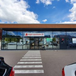 engel-apotheke - Außenansicht der Apotheke mit rollstuhlgerechtem Eingang