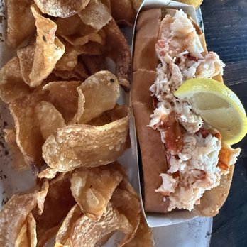 Lookout Tavern - Lobster roll with butter and homemade chips - Seafood Near Me - Oak Bluffs, Massachusetts Lookout Tavern - Lobster roll with butter and homemade chips - Seafood Near Me - Oak Bluffs, Massachusetts