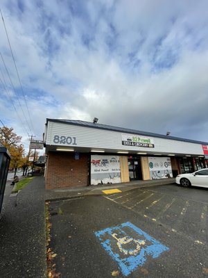 82 Powell Deli & Grocery