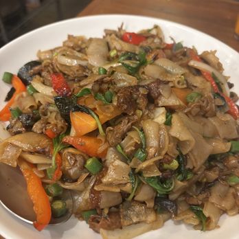 Noree Thai on Beverly - Drunken Noodle with duck - Thai Near Me - Los Angeles, California