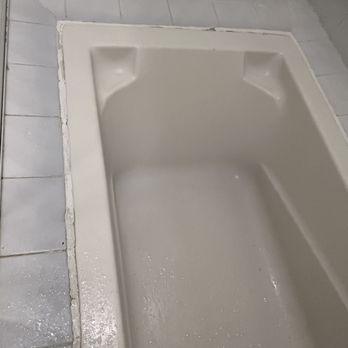 El Cozumeleño Beach Resort - The mold and mildew lining the bathtub that have evidence of the black water that comes out of the faucet - Hotels Near Me - Coxumel, ROO El Cozumeleño Beach Resort - The mold and mildew lining the bathtub that have evidence of the black water that comes out of the faucet - Hotels Near Me - Coxumel, ROO