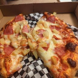 Supposed to be Deluxe Hawaiian Pizza but got just Hawaiian only Missing the Bacon Supposed to be Deluxe Hawaiian Pizza but got just Hawaiian only Missing the Bacon