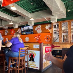 DoubleDave's Pizzaworks - Decor