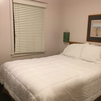 Traverse Bay Inn - 1st floor bedroom - Hotels Near Me - Traverse City, Michigan