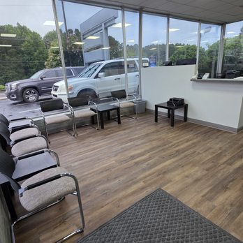 Wrench Junkies - Clean waiting area. - Oil Change Stations Near Me - Lilburn, Georgia Wrench Junkies - Clean waiting area. - Oil Change Stations Near Me - Lilburn, Georgia