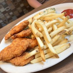 Holly's Restaurant & Pub - Chicken tender plate