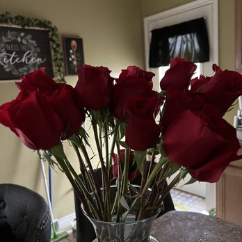 Edible Arrangements - red roses in a clear vase - Gift Shops Near Me - Harker Heights, Texas Edible Arrangements - red roses in a clear vase - Gift Shops Near Me - Harker Heights, Texas