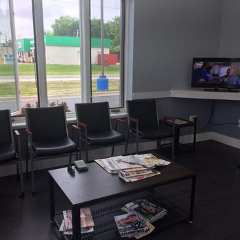 Valvoline Express Care - Clean waiting area with tv - Oil Change Stations Near Me - ANTIOCH, Illinois