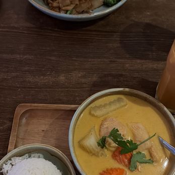 Celadon Thai Kitchen - Pad See Ew and Celadon Chicken Curry - Thai Near Me - Los Angeles, California Celadon Thai Kitchen - Pad See Ew and Celadon Chicken Curry - Thai Near Me - Los Angeles, California