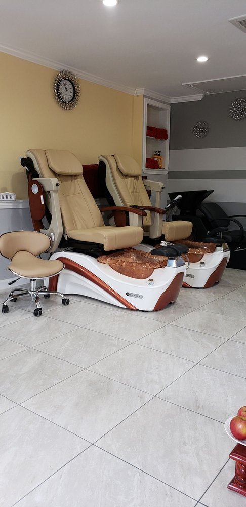 Susan's Beauty Salon Logo