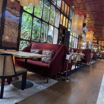 JNčQUOI - Part of seating area - Asian Fusion Near Me - Lisbon, 11