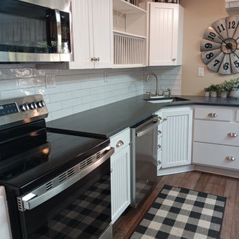 Artistry Works Contracting - New kitchen cabinets and new backsplash - General Contractors Near Me