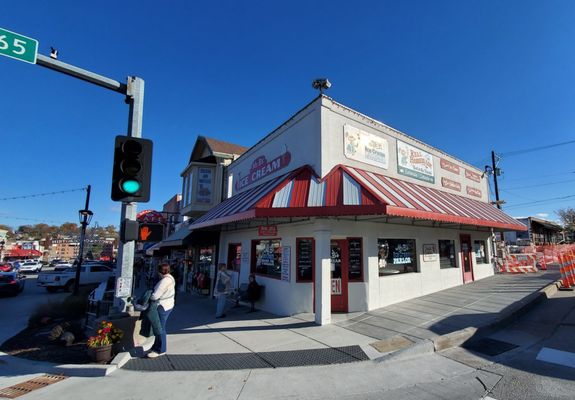 Mr B's Ice Cream Parlor by null