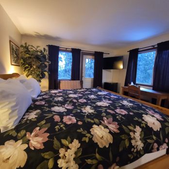 Rams Head - Hotels Near Me - Rossland, British Columbia