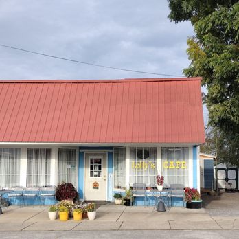 Lolly's Cafe - cute place, no customers because they ain't open. - Southern Near Me - Carthage, Tennessee