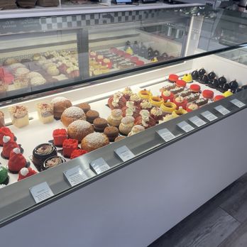 Délice Macarons - Dessert window - Desserts Near Me - Cranford, New Jersey