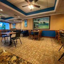 Mamas Kitchen - Very nice seating and decor throughout the entire restaurant