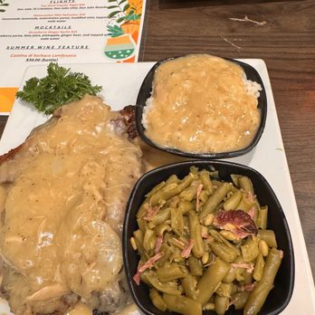 Southern Kitchen - Smothered Turkey Wings with chicken gravy with Rice and Gravy w/Chicken Gravy and String Beans - Southern Near Me - Richmond, Virginia Southern Kitchen - Smothered Turkey Wings with chicken gravy with Rice and Gravy w/Chicken Gravy and String Beans - Southern Near Me - Richmond, Virginia