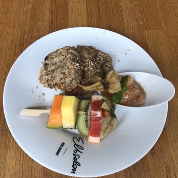 Elbsalon - Vegan and gluten-free banana pancakes with apple compote and fresh fruit - Cafes Near Me - Dresden, SN