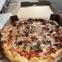 DeLuca's Pizzeria - Mushroom Pizza