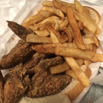 Harold's Chicken Shack West Loop - 4 (tiny) wings - Chicken Shop Near Me - Chicago, Illinois