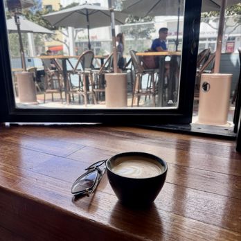 Bodega Wine Bar - Large windows = cool vibes! - Wine Bars Near Me - Santa Monica, California