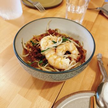 Minyoli - Carrying pole noodles - Taiwanese Near Me - Chicago, Illinois
