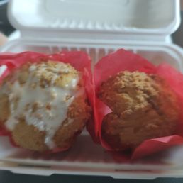Apple crumble muffin and peach pie muffin Apple crumble muffin and peach pie muffin