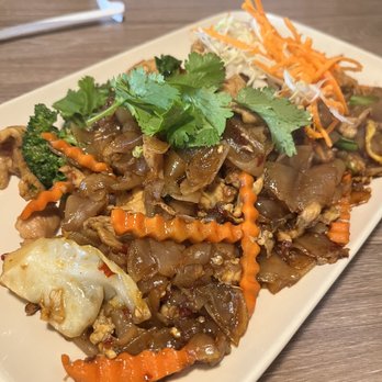 Best Thai Cuisine - Pad See - ewe with chicken - Thai Near Me - Riverside, California Best Thai Cuisine - Pad See - ewe with chicken - Thai Near Me - Riverside, California