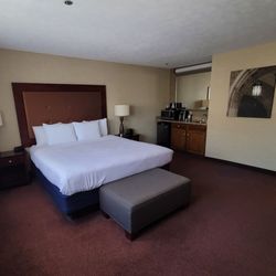 Ivy Court Inn & Suites - King size room view.
