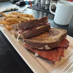 Kings Links Golf Course by the Sea - Rueben sandwich with fries.