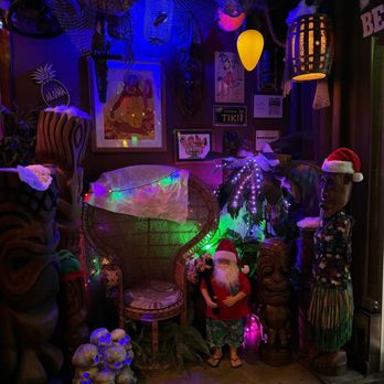 Lei Low - Holiday decor - Cocktail Bars Near Me - Houston, Texas