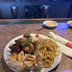 Hang Tai Too - Lunch special Hunan beef with lo mein and crab ragoon - taste great