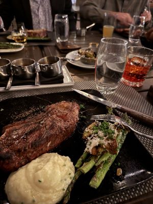 Lincoln Steakhouse & Bar by null