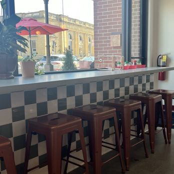 Lorenzos Pizzaria - Inside seating - Pizza Near Me - Lorain, Ohio