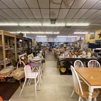 Island Encore Consignment - Inside - Used, Vintage & Consignment Near Me - Indian Beach, North Carolina Island Encore Consignment - Inside - Used, Vintage & Consignment Near Me - Indian Beach, North Carolina