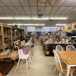 Island Encore Consignment - Inside