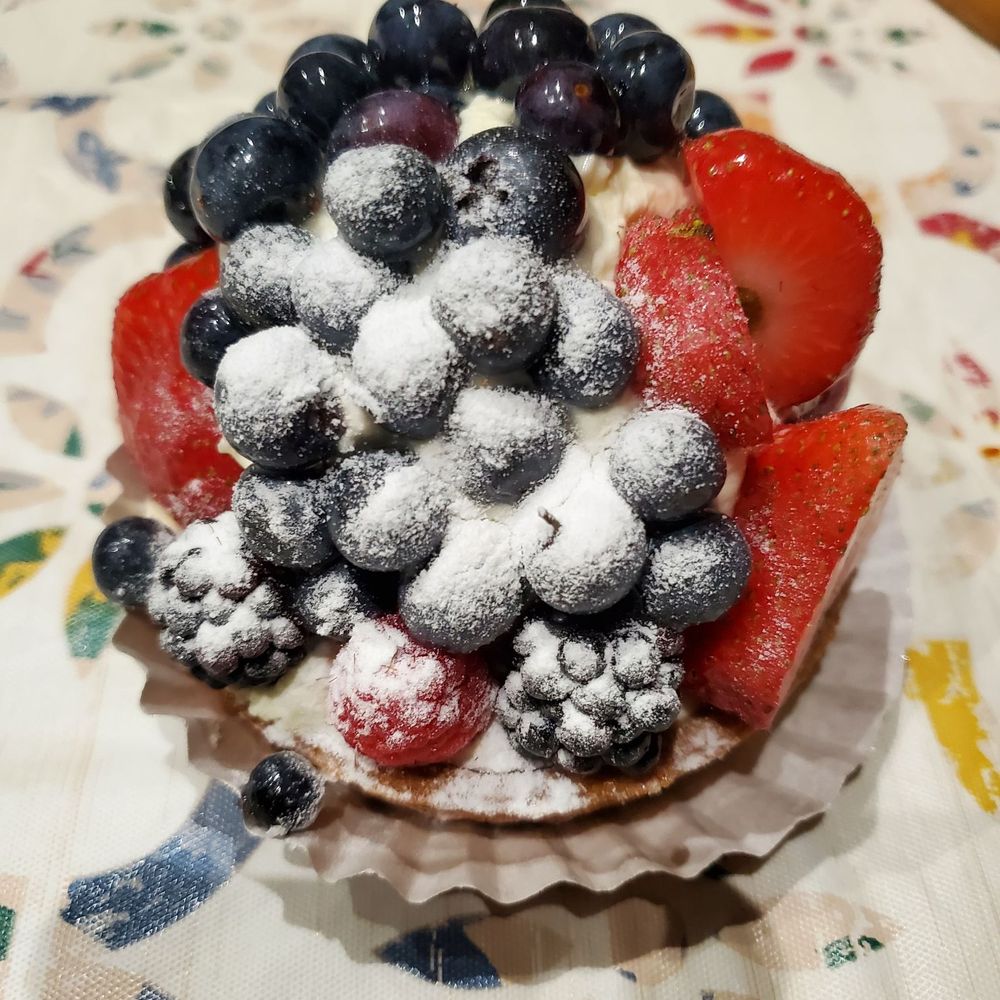 Paris Baguette - Beautiful berry tart - Bakeries Near Me - Brooklyn, New York