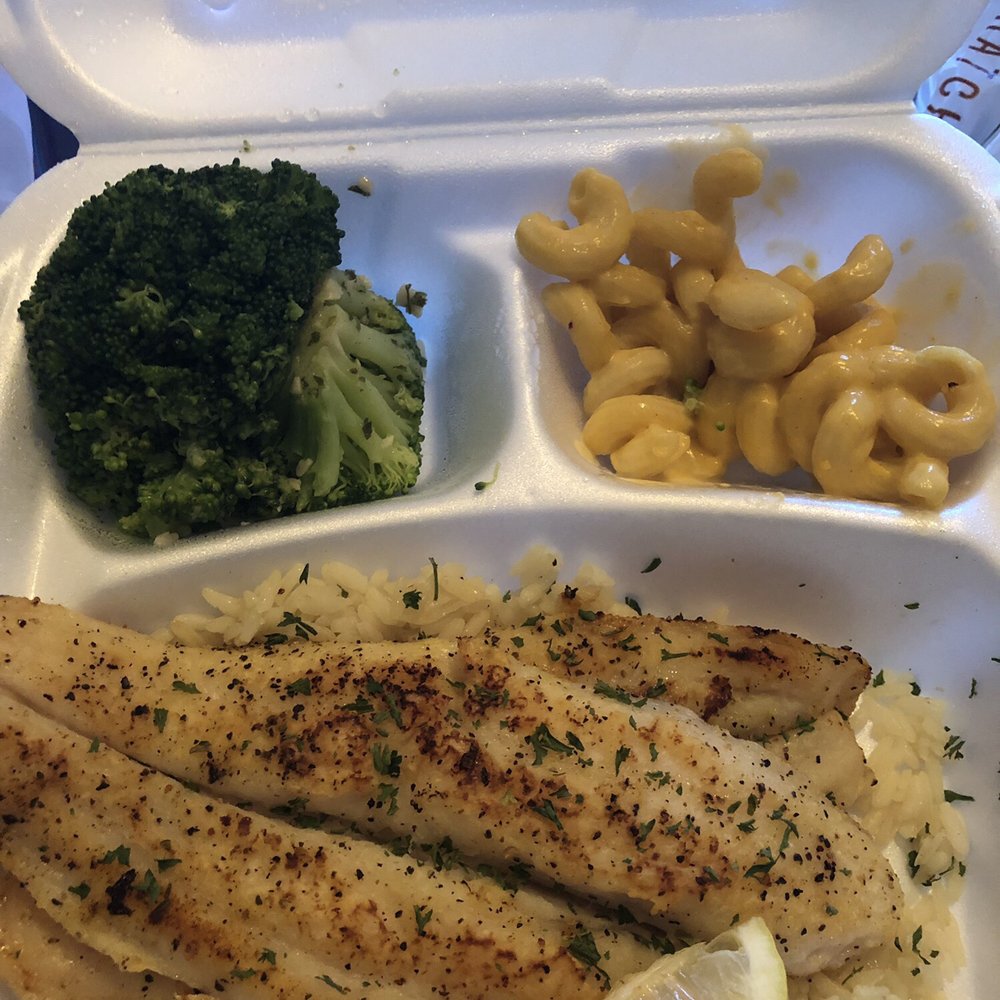 Cheddar's Scratch Kitchen - Look at the portions of Mac& cheese, 1 broccoli spear, and this semi grilled white fish - American Near Me - Dallas, Texas