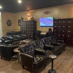 Elite Cigar & Accessories - Cigar lounge