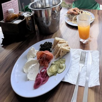 The English Rose - Smoked salmon with capers, dill cream cheese pickled onions and cucumbers + passionfuit juice - Bed & Breakfast Near Me - Rincón, Puerto Rico The English Rose - Smoked salmon with capers, dill cream cheese pickled onions and cucumbers + passionfuit juice - Bed & Breakfast Near Me - Rincón, Puerto Rico
