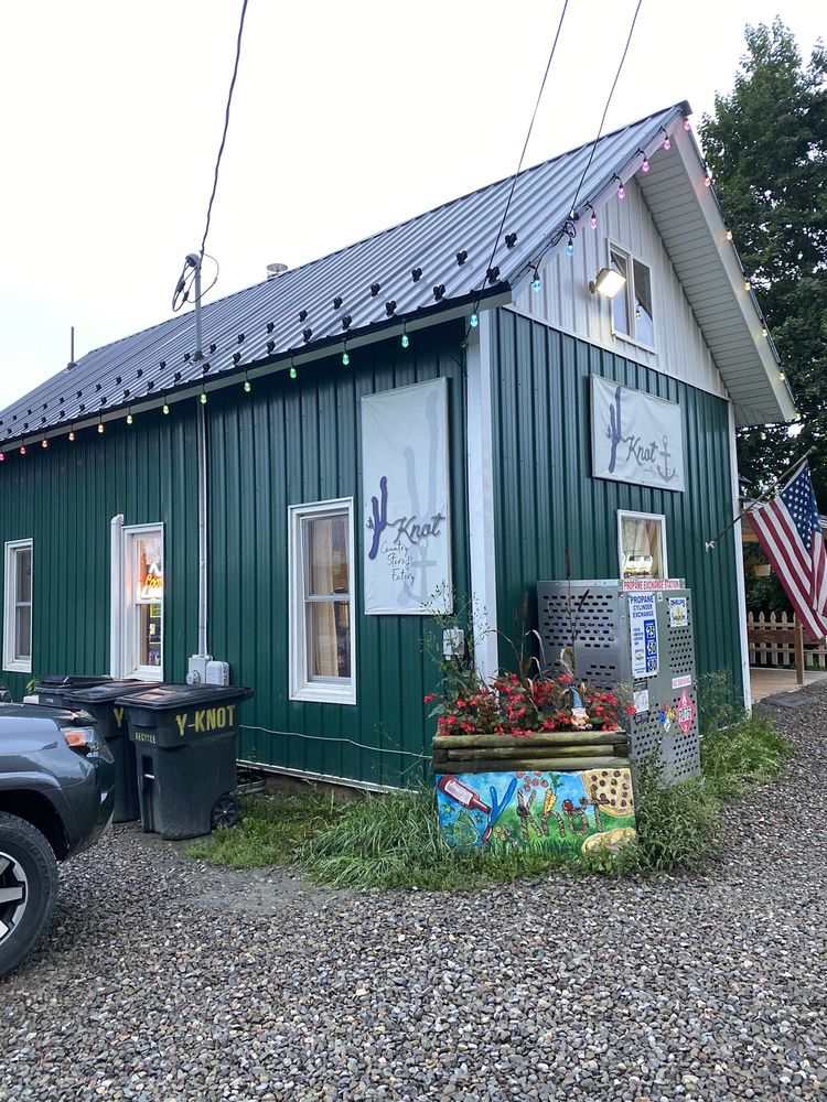 Y Knot Country Store & Eatery Logo