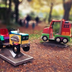 Gaststätte Pony-Waldschänke - Der Spielplatz besteht bis auf eine Wippe nur aus meist defekten Bezahl-Gefährten