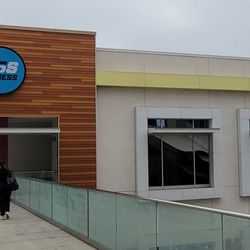 EōS Fitness - Entrance walkway