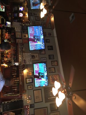 Henry's Uptown Bar by null