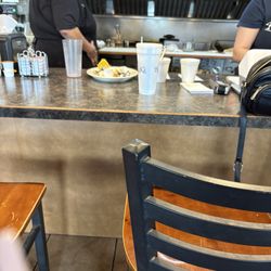 Peacock's Restaurant - Dirty greasy knobs on grill.