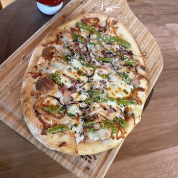 Monarch Ocean Pub - Chicken pesto, flatbread - Gastropubs Near Me - Del Mar, California