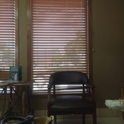 Tomball Kwik Kar - Waiting room.
