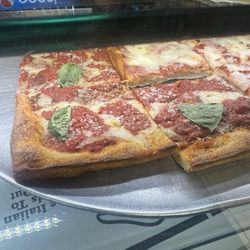 Fratelli's Pizzeria - Grandma slices