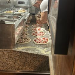 Enza & Famiglia Trattoria Pasta - Pizzas being made